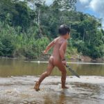 Cynthia Aparecida Instagram – CARROSSEL AMAZÔNIA: 🌳👇🏼

1- esse arco íris saiu logo após uma cerimônia indígena. O céu é o caminho. ✨

2- ponto de vista de quem anda na mata. Cogumelos cintilantes ✨

3- amor, floresta e progresso. Vote.

4- Ixã, pagé da aldeia @ni_yuxibu_altamira reunindo a aldeia.

5- @bimipinuyuxibu, a líder do movimento indígena de mulheres HUNI KUIN. O grupo tem a força da mulher que fala pela terra. Sigam @kenekeneya e apoiem artistas indígenas! 🌱

6- banho de rio deveria ser obrigatório nas escolas 

7-Gabrieli pegou minhas mãos, me olhou no fundo dos olhos e com a boca fechada me disse: vai ficar tudo bem.

8- Guilherme caçava peixes com seu facão.

9- mulheres indígenas HUNI KUIN da aldeia @ni_yuxibu_altamira.

10- kkkkkk
