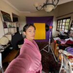 Cynthia Aparecida Instagram - 📍CONTEÚDO/BACKESTAGE: Em outubro de 2023, haviam tecidos no chão da minha sala, moldados por mãos de artistas movidos por criatividade, em uma tarde repleta de risos e arte, muita arte. Vestida como Trinity, eu não estava apenas me fantasiando; eu estava me redescobrindo. Neste processo de constante transformação e descoberta, Trinity não é apenas uma personagem que eu visto, mas um símbolo da busca incessante pela essência mais pura e pela verdadeira liberdade que reside dentro de cada um de nós. Assim, ao me vestir como ela, eu não apenas retorno ao eu; eu me viro do avesso, encontrando no caminho uma nova versão de mim mesma que estava escondida, aguardando para revelar forças que eu nem sabia possuir. Vestir Trinity é brincar de redefinir os limites do que é possível. O simples ato de brincar com arte é muito poderoso,né? Podemos unir ideias invisíveis ao plano material. Somos mais do que meros habitantes; somos os deuses e as deusas da criação, rompendo o tecido da realidade a cada nova personagem. Ai, essa jornada deliciosa, repleta de descobertas e redescobertas. É como ter o privilégio de explorar infinitos universos internos e externos, com a habilidade de trazer à existência o que antes só habitava o reino do pensamento e do sentimento. Gosto de pensar que toda floresta tem o seu xamã e toda arte tem o seu artista. Artistas unidos possuem o poder de moldar realidades, e, nesta brincadeira fora do tempo, estive acompanhada por esses artistas que eu admiro muito. MEUS AMIGOS GÊNIOS & ARTISTAS SÃO FODA: @tifannydopke @mazimoreto @vtoraugsto !!!! Aprendi recentemente que o único limite do artista é a sua própria imaginação. Vocês gostam de textão backestages ?