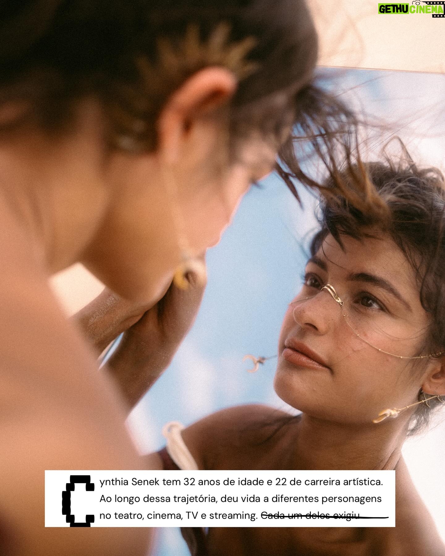 Cynthia Aparecida Instagram - (đđŒPassa pro ladođđŒ) PRECISAMOS u-r-g-e-n-t-e PARAR DE ROMANTIZAR O AUTOCONHECIMENTO!!!! Link matĂ©ria completa nos stories. ââââââââââââââââââââââ- đš PROCESSO CRIATIVO: Toda a imagem e conceito construĂdo para este ensaio veio diretamente do significado da palavra CYNTHIA. â¶ïž Cinto Ă© o nome de um monte na ilha de Delos, na GrĂ©cia, onde, segundo a lenda, os gĂȘmeos Apolo (O Deus do Sol) e Ărtemis (A Deusa da Lua) teriam nascido, crescido e formado seus clĂŁs. Sabia que no clĂŁ da Deusa Ărtemis, toda guerreira era chamada por âšKYNTHIA?âš, que tambĂ©m significava âAquela que nasceu ou veio de Cintosâ PortantoâŠ.decidimos que o ARQUĂTIPO DESTE ENSAIO seria nada mais, nada menos, que: đčđĄCynthia, que tem o mesmo significado que DEUSA ĂRTEMIS đĄđč. đž Que @lucaspinhel Ă© o gĂȘnio da fotografia todo mundo sabe, mas nesse processo criativo que vivemos juntos, ele mostrou muito mais que genialidade. Ele mostrou sensibilidade e vulnerabilidade. Ă uma verdadeira arte clicar a essĂȘncia de um ser recĂ©m-nascido. đ§đ·đ»ââïžConstrução da Deusa com a arte de @laylafoz e @pupindeleu / acessĂłrios @callmelayla đ â„ïž OBRIGADA @capricho por abrir espaço para conversas vulnerĂĄveis, necessĂĄrias e honestas, em uma matĂ©ria jovem, que poderia conter qualquer outro assunto mais atrativo do que mergulhar no processo de despertar a consciĂȘncia com autorresponsabilidade. AlguĂ©m mais por aĂ passando por um processo foooorte de autoconhecimento ? Qual frase do carrossel mais te marcou?