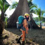 Cynthia Aparecida Instagram – Amazônia: 12 dias off. VOLTEI! 🖖🏼✨

Eu e minha mochila azul pelo mundo andamos vivendo no mistério. não sei pra onde tô andando mas tô indo. com a mala azul nas costas eu ando sempre sorrindo. 

Quem diria que um dia tudo isso que tá embaixo da mochila iria se transformar e servir a natureza?

Como será que seria o mundo se a gente olhasse pra floresta como nossa casa?

Lembro dos meus medos de infância que vinham alimentados por todas as histórias onde ao entrar na floresta a princesa sempre se perdia, morria, ou o lobo mal comia… foram infinitas as ideias de que “entrar na floresta é perigoso”.

Porque será que não nos querem lá ?

Vibrar na frequência da floresta é um ato revolucionário.

A conexão com Gaia, a mãe.
A Samauma, rainha da floresta
Juntas na resistência da vida ancestral na terra.

Hoje volto pra essa rede social trazendo nos stories o começo dessa profunda jornada de mergulho na espiritualidade amazônica. 🌱 

Vem pro stories!

Você curte esse tipo de post?
Me conta aqui 👇🏼

Beijo
Luzz
Cy