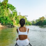 Cynthia Aparecida Instagram - Dia da maior floresta tropical do planeta: AMAZÔNIA ✨ 1- Você sabia que somos a última geração que pode salvar a Amazônia e que você pode ajudar a floresta continuar em pé sem levantar do sofá? assine @amazoniadepe_ 🌳✨💚 2- Você sabia que os povos indígenas representam apenas 5% da população mundial e são responsáveis por preservar 82% da biodiversidade do planeta ? 3.1 <- Você sabia que 80% dos brasileiros querem que a Amazônia seja uma prioridade dos candidatos à presidência em 2022? 4- Você sabia que das espécies que a Amazônia abriga 95% ja foram afetadas pelas queimadas? 5- sabia que 18 árvores tombam por SEGUNDO na Amazônia? 6- sabia que em agosto deste ano houveram mais queimadas que no últimos 12 anos juntos? Hoje é dia de celebrar mas também de conscientizar. Então, já que hj é dia da maior reserva de água doce do planeta quero te fazer um convite: Bora pensar em mais soluções e em menos consumo? Quantas coisas e possibilidades podemos criar com aquilo que nós já temos? Quantas partes da nossa vida sendo vivida na terra podem ser reinventadas? Mudadas? Melhoradas? O que a gente pode fazer pra ajudar? Ainda dá tempo da gente melhorar o nosso futuro, cuidando AGORA da maior riqueza desse planeta. Vamos juntos? 🌳✨💚🌎