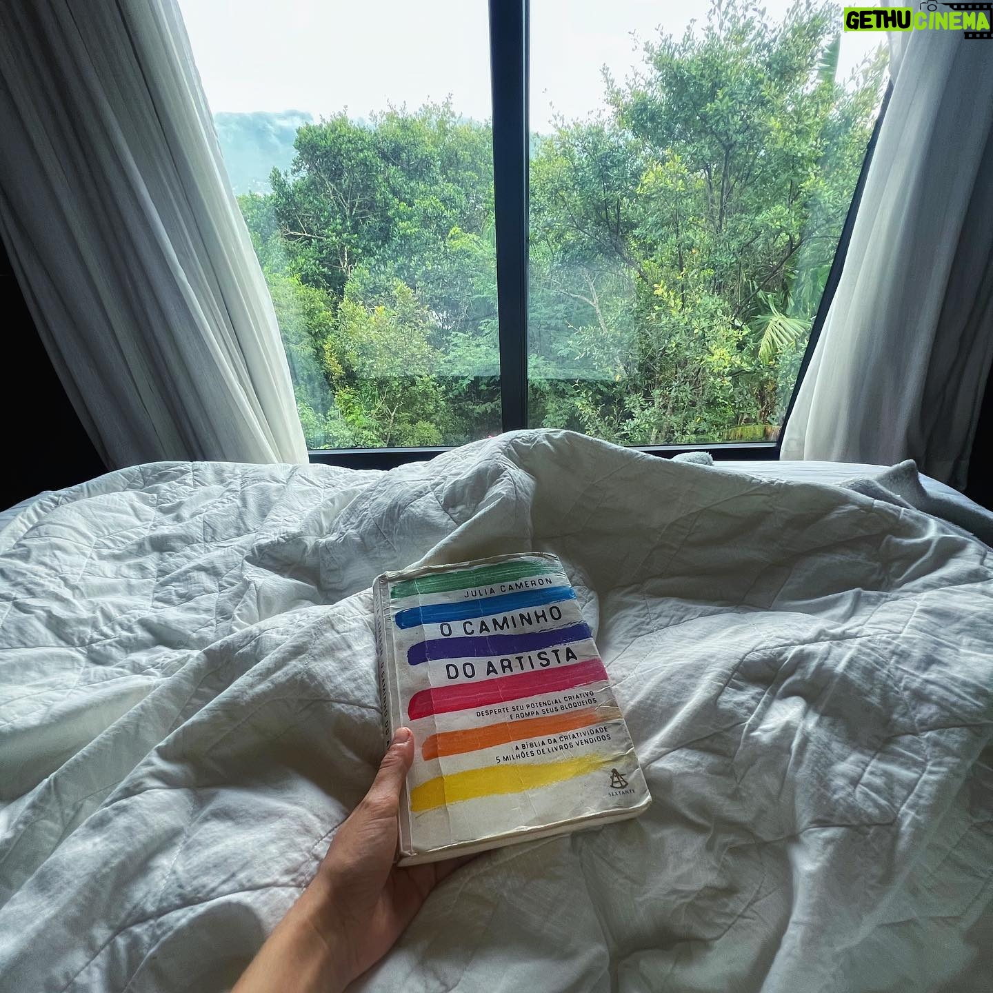 Cynthia Aparecida Instagram - HOJE AS 19h temos nosso encontro de abertura do “CLUBE DO LIVRO: LEITURAS EM ALTA FREQUÊNCIA” você já leu um livro junto com outras pessoas? O livro escolhido pela comunidade foi simplesmente o livro que mais mudou minha vida. Coincidência? 💁🏻♀️✨🖖🏼 Eu gosto de pensar que esse não é um livro, é uma jornada de iniciação PO-DE-RO-SA para almas artistas. Cameron, com sua escrita envolvente e exercícios práticos, nos convida a mergulhar nas profundezas de nossa própria criatividade, desbloqueando potenciais adormecidos. Alguém aí se sentindo bloqueado? Enrijecido? Impotente? Este livro não é apenas para artistas, mas para qualquer pessoa disposta a explorar seu potencial criativo e viver uma vida mais autêntica. VEM HOJE AS 19 NO ENCONTRO? Link no canal da frequência aqui no Instagram. 🤍✨🌌