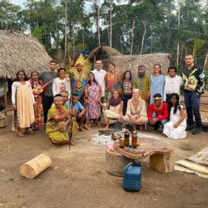 Cynthia Aparecida Instagram - Dia da maior floresta tropical do planeta: AMAZÔNIA ✨

1- Você sabia que somos a última geração que pode salvar a Amazônia e que você pode ajudar a floresta continuar em pé sem levantar do sofá? assine @amazoniadepe_ 🌳✨💚

2- Você sabia que os povos indígenas representam apenas 5% da população mundial e são responsáveis por preservar 82% da biodiversidade do planeta ?

3.1 <- Você sabia que 80% dos brasileiros querem que a Amazônia seja uma prioridade dos candidatos à presidência em 2022?

4- Você sabia que das espécies que a Amazônia abriga 95% ja foram afetadas pelas queimadas?

5- sabia que 18 árvores tombam por SEGUNDO na Amazônia? 

6- sabia que em agosto deste ano houveram mais queimadas que no últimos 12 anos juntos? 

Hoje é dia de celebrar mas também de conscientizar.

Então, já que hj é dia da maior reserva de água doce do planeta  quero te fazer um convite: Bora pensar em mais soluções e em menos consumo? 

Quantas coisas e possibilidades podemos criar com aquilo que nós já temos? Quantas partes da nossa vida sendo vivida na terra podem ser reinventadas? Mudadas? Melhoradas? O que a gente pode fazer pra ajudar?

Ainda dá tempo da gente melhorar o nosso futuro, cuidando AGORA da maior riqueza desse planeta.

Vamos juntos? 🌳✨💚🌎
