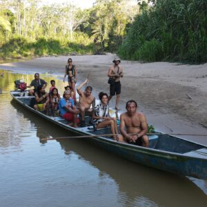 Cynthia Aparecida Instagram - Dia da maior floresta tropical do planeta: AMAZÔNIA ✨

1- Você sabia que somos a última geração que pode salvar a Amazônia e que você pode ajudar a floresta continuar em pé sem levantar do sofá? assine @amazoniadepe_ 🌳✨💚

2- Você sabia que os povos indígenas representam apenas 5% da população mundial e são responsáveis por preservar 82% da biodiversidade do planeta ?

3.1 <- Você sabia que 80% dos brasileiros querem que a Amazônia seja uma prioridade dos candidatos à presidência em 2022?

4- Você sabia que das espécies que a Amazônia abriga 95% ja foram afetadas pelas queimadas?

5- sabia que 18 árvores tombam por SEGUNDO na Amazônia? 

6- sabia que em agosto deste ano houveram mais queimadas que no últimos 12 anos juntos? 

Hoje é dia de celebrar mas também de conscientizar.

Então, já que hj é dia da maior reserva de água doce do planeta  quero te fazer um convite: Bora pensar em mais soluções e em menos consumo? 

Quantas coisas e possibilidades podemos criar com aquilo que nós já temos? Quantas partes da nossa vida sendo vivida na terra podem ser reinventadas? Mudadas? Melhoradas? O que a gente pode fazer pra ajudar?

Ainda dá tempo da gente melhorar o nosso futuro, cuidando AGORA da maior riqueza desse planeta.

Vamos juntos? 🌳✨💚🌎