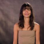 Cynthia Aparecida Instagram – “É vulnerável ser autêntica!” repetia na cabeça enquanto estava na frente da câmera falando pela primeira vez em inglês.

O desafio: Falar um idioma novo 
O frio no corpo: ser observada e analisada em vídeo
A auto confiança: manejar emoções a serviço de uma mensagem
A disciplina mental: sou a antena e a personagem a frequência.
A consciência: emoções são portais pra outras dimensões 
A aceitação: tanto no inglês como na vida estou apenas aprendendo.

DEUS ME AJUDA, please!
COMO ser honesta comigo mesma ao falar em INGLÊS ? Se ainda não conheço, não sinto e ainda fico o tempo todo mentindo que tô entendendo?

-“Foi quando brinquei de misturar as coisas que você nasceu” respondeu. 

Naquele momento fiquei confusa com a resposta mas anotei no bloco de notas do meu coração.

durante meu estudo de texto pedi a sugestão do meu amigo @cinemacomcritica que me trouxe o que eu buscava: 
“Você já pensou em escrever um monólogo sobre uma imigrante Brasileira nos Estados Unidos?”

Imediatamente aquilo fez carinho no meu coração e então eu já sabia o que fazer.

Tirei o bloco de notas do meu peito e comecei a misturar a fala de Fernando Meirelles aos conselhos que recebi ao chegar aqui: 

-“atrizes latinas são over act”
-“você deveria ter menos expressões faciais”
-“o seu corpo se expressa com muita força quando você fala”
-“você deveria sentir um pouco menos porque aqui nós não sentimos tanto assim”

foi no processo de criar meu primeiro monologo em inglês que percebi que a minha arte não é o que as pessoas pensam do meu trabalho, da minha desenvoltura com o inglês ou da minha capacidade como atriz.

ARTE é o que o meu coração sente quando eu faço o que faço.

E se tem um arte nessa vida que eu domino é a arte de ser corajosa ao ponto de me expor no mundo sem medo
 
todo mundo é artista mas poucos são vulneráveis

Pra quem quer começar na carreira artística eu digo: 
Nunca troque verdade por aceitação.

( atrizes e atores: Vou postar o vídeo no YouTube com o texto do monólogo pra quem quiser gravar também. Comenta aqui no post sinalizando teu interesse que logo te envio o link no privado )