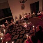 Cynthia Aparecida Instagram – Se o futuro é ancestral, então começo hoje.

RODA DE MULHERES – CURITIBA 
O que foi essa conexão que vibramos??? 

ontem,
encontrei meus pedaços perdidos
só que em outras mulheres 
que também escutaram a voz da terra
chamando pra brincar

existe uma força que criou tudo
ela é FEMININA
não venha enganar
e nem tentar nos separar

agora tô mais inteira
sei que sozinha não vou ficar

Fico pensando…
Será que mais mulheres gostariam de juntar?

Juntas no poder da roda e do fogo 
o feminino despertar

sou um ser que sangra
qualquer coisa posso criar

nas próximas…
Alguém quer participar?

👀✨

OBRIGADA CURITIBA!

– @mazimoreto 
– @kamille_v 
– @biazancanaro 
– @mi.l.l.e.na 
– @miiclaris @miisticalife 
– @vwenna 
– @kaametz @arborenze 
– @larishabresolin 
– @laurensandycarroll 
– @thay.andradeee 
– @camilaferraz @docesinteligentes 
@sol.gambetta_terapeuta 
@dravanessastoppa 
@paolaveroneze 
@universodograo 
@creedodonahelo 
@sophiebridaroli 
@amandalavorato 
@duddamoresco 
@amandaa__04 
@brunachelski @arborenze 
@ana_marcia_noga 
@liaraquel.terapias