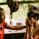 Cynthia Aparecida Instagram – Uns dias atrás eu compartilhei aqui algumas imagens da experiência mais profunda de autoconhecimento que já vivi na floresta. 

No dia seguinte quando acordei Deus me disse a seguinte frase: “filha, nem todo mundo está apto pra conhecer a verdade”

E ai, lembrei de uma vez na palestra da @profluciahelenagalvao onde ela disse algo que me marcou: 

 “Precisamos ter critério para quem passar conhecimento. Vocês não acham que conhecimento dá poder? E se você coloca conhecimento na mão errada? Isso não é perigoso?”

conhecimento é como um quebra-cabeça e hoje entendo a importância de existirem várias partes escondidas por aí… 

É com esse cuidado e essa cautela que venho dando esses primeiros passos com meu compartilhar sobre as sabedorias da floresta aqui no Instagram.

Aqui, tenho feito convites que poucos vão ouvir

nos stories de hoje,
convido você pro meu grupo no WhatsApp 
onde realizo trocas profundas e promovo encontros sobre temas curiosos que eu não abro aqui. 

você ouve?
vem gritar comigo
