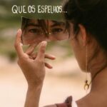 Cynthia Aparecida Instagram - Tenho um fascínio por estudar as diversas ciências, pseudo-ciências e filosofias disponíveis pro entendimento do ser. Entre centenas de ferramentas de autoconhecimento disponíveis, existe uma CIÊNCIA DO TEMPO DA NATUREZA muuuuito antiga chamada: LEI DO TEMPO. (conheci quando fiz mochilão por 7 meses no México em 2019) Ela diz que cada ser possui um KIN, que basicamente é a sua frequência energética na natureza. É como se fosse o “signo da sua frequência vibracional”. A minha frequência na terra é a do KIN 58. Prazer, sou seu espelho. 🪞🎈 Amanhã dia 16/04 é dia do ESPELHO no calendário mais antigo do mundo e por isso também é o lançamento do meu maior projeto este ano: O NOVO @cynthonizar !!! ATENÇÃO: aviso desde já que aquilo que vocês maaaaais pedem por aqui nos últimos 3 anos, finalmente vai acontecer. Será que você sabe do que eu to falando? 👀 AMANHÃ TEM MUITA NOVIDADE!!! Fica esperto que a fila pode ser curta… (quem estiver no meu canal vai poder acessar e se inscrever na aventura antes que todo mundo) Quem ficou curioso, escreve aqui embaixo “KIN” que eu envio o link pra você calcular e descobrir a sua identidade energética na terra. BORA SE CONHECER ?🌬️🌌✨ Fotógrafo e artista: @lucaspinhel