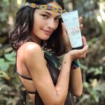 Cynthia Aparecida Instagram - 75% da população mundial têm apenas o mínimo ou até menos do necessário para sobreviver e 25% consomem muito mais do que realmente precisam. De que lado você está ? O modelo de vida atual não é sustentável e, se não houver mudança de comportamento, tanto o planeta como a humanidade pagarão essa conta no futuro. (será que já não estamos pagando?) A boa notícia é que cada vez mais surgem iniciativas inspiradoras que desenham um cenário de esperança para o futuro. Uma delas, foi criada em 2011 pela linha NATURA EKOS da @naturabroficial. Provando que é possível SIMMM grandes empresas desenharem cenários de negócio pensando na floresta, nos rios, nos animais, no ar , no solo e em toda a questão socioambiental. Não dá mais pra pensar em beleza sem pensar em natureza, né? Estou extremamente feliz e honrada com esse convite da Natura pra contar essa história. Vocês sabem que tudo que envolve a floresta em pé, me mantém em pé também. Você já sabia que a linha EKOS tinha esse posicionamento em relação a Amazônia? Quais as ações que você pratica pensando no futuro do planeta? Vem pro comentários! Bora papear??? :) PUBLICIDADE #amazoniaviva #transbordeamazônia