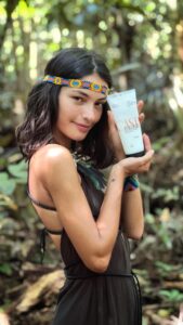 Cynthia Aparecida Instagram - 75% da população mundial têm apenas o mínimo ou até menos do necessário para sobreviver e 25% consomem muito mais do que realmente precisam. De que lado você está ? O modelo de vida atual não é sustentável e, se não houver mudança de comportamento, tanto o planeta como a humanidade pagarão essa conta no futuro. (será que já não estamos pagando?) A boa notícia é que cada vez mais surgem iniciativas inspiradoras que desenham um cenário de esperança para o futuro. Uma delas, foi criada em 2011 pela linha NATURA EKOS da @naturabroficial. Provando que é possível SIMMM grandes empresas desenharem cenários de negócio pensando na floresta, nos rios, nos animais, no ar , no solo e em toda a questão socioambiental. Não dá mais pra pensar em beleza sem pensar em natureza, né? Estou extremamente feliz e honrada com esse convite da Natura pra contar essa história. Vocês sabem que tudo que envolve a floresta em pé, me mantém em pé também. Você já sabia que a linha EKOS tinha esse posicionamento em relação a Amazônia? Quais as ações que você pratica pensando no futuro do planeta? Vem pro comentários! Bora papear??? :) PUBLICIDADE #amazoniaviva #transbordeamazônia