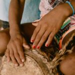 Cynthia Aparecida Instagram – Uns dias atrás eu compartilhei aqui algumas imagens da experiência mais profunda de autoconhecimento que já vivi na floresta. 

No dia seguinte quando acordei Deus me disse a seguinte frase: “filha, nem todo mundo está apto pra conhecer a verdade”

E ai, lembrei de uma vez na palestra da @profluciahelenagalvao onde ela disse algo que me marcou: 

 “Precisamos ter critério para quem passar conhecimento. Vocês não acham que conhecimento dá poder? E se você coloca conhecimento na mão errada? Isso não é perigoso?”

conhecimento é como um quebra-cabeça e hoje entendo a importância de existirem várias partes escondidas por aí… 

É com esse cuidado e essa cautela que venho dando esses primeiros passos com meu compartilhar sobre as sabedorias da floresta aqui no Instagram.

Aqui, tenho feito convites que poucos vão ouvir

nos stories de hoje,
convido você pro meu grupo no WhatsApp 
onde realizo trocas profundas e promovo encontros sobre temas curiosos que eu não abro aqui. 

você ouve?
vem gritar comigo