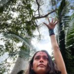 Cynthia Aparecida Instagram - VOLTEI DA FLORESTA✨saldo fora do mundo virtual: 30 dias. E já começo dizendo que esse foi o mês MAIS LOUCO QUE JÁ VIVI nos meus 30 anos. To voltando cheia de histórias, memórias e experiências para compartilhar. Tão preparados? O projeto “A voz da natureza” conseguiu concluir seu objetivo: levar instrumentos musicais para as aldeias indígenas da região Amazônica no ACRE que foram fortemente atingidas pelas enchentes de fevereiro. Só hoje, 30 dias depois, realizei que fiz foi A MAIOR LOUCURA DA MINHA VIDA!!! 😂 Eu realmente não tinha dimensão a l g u m a do que era levar cargas e cargas de instrumentos pro meio da floresta. E ainda bem. Foi só durante o caminho que as fichas foram caindo e eu fui tomando consciência da dimensão e proporção da loucura que criei ao canalizar esse projeto e materializar ele pro mundo. Nesse caminho de não saber o que eu estava fazendo eu só me preocupei em realmente fazer, e foi na prática do meu servir que entendi a importância da inocência: Ela tem o poder de camuflar o medo. Depois de viver essa experiência de levar 73 instrumentos musicais até as aldeias em AVIÕES, CAMINHONETES, BARCOS, CARROS, CAMINHADAS NO MEIO DA FLORESTA e CAMINHADAS PELO RIO, entendi a força de não querer entender o processo e confiar que uma hora você vai chegar, de um jeito ou de outro, do outro lado. Esse foi o primeiro projeto que criei. No caminho encontrei usurpadores que tiraram proveito da situação vulnerável que estávamos pra ganhar dinheiro, gastei muito mais do que contabilizei, chorei, achei que não ia concluir o objetivo várias vezes mas o universo dá seus jeitinhos no caminho quando a gente sabe praticar a fé. Volto consciente de que tenho 3 grandes poderes pra criar a loucura que eu quiser: INTUIÇÃO, INOCÊNCIA E FÉ. A partir de hoje, começo a compartilhar com vocês as histórias e experiências desses 30 dias fora do mundo virtual onde passei a primeira parte na Amazônia do Acre, depois a segunda parte na Amazônia do Amazonas e a terceira parte na chapada da Diamantina na Bahia, vivendo um retiro de sexualidade shamanica. Tão preparados pra acompanhar o melhor mês que vivi na minha vida? 🎉❤️