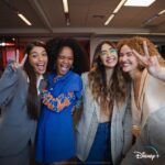 Cynthia Aparecida Instagram - Se tem um projeto que tá me deixando ansiosa pra 2023, sem duvidas é “TÁ TUDO CERTO” da @disneyplusbr. Imagina uma série onde seus cantores preferidos atuam? (Curiosidade: sou a única atriz da série). Imagina uma série daquelas bem gostosinhas que fala sobre arte, amizade e sonhos em um cenário bem conhecido pra todo mundo: O mercado da música. A minha personagem vai estar envolvida nas partes mais energizantes, pode anotar. Hihi ANSIOSOS PRA 2023? Já já na Disney :)