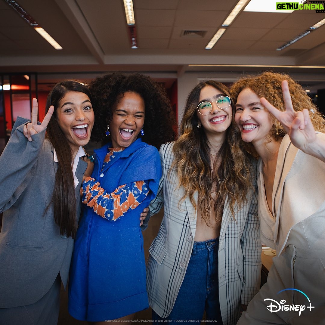 Cynthia Aparecida Instagram - Se tem um projeto que tá me deixando ansiosa pra 2023, sem duvidas é “TÁ TUDO CERTO” da @disneyplusbr. Imagina uma série onde seus cantores preferidos atuam? (Curiosidade: sou a única atriz da série). Imagina uma série daquelas bem gostosinhas que fala sobre arte, amizade e sonhos em um cenário bem conhecido pra todo mundo: O mercado da música. A minha personagem vai estar envolvida nas partes mais energizantes, pode anotar. Hihi ANSIOSOS PRA 2023? Já já na Disney :)