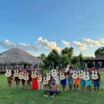 Cynthia Aparecida Instagram - PROCURO EQUIPE 🌱✨💡leia até o final. Foram 30 violões doados para 2 aldeias indígenas da Amazônia Acreana. Pela segunda vez, o projeto “ A VOZ DA FLORESTA” foi idealizado por mim e realizado por amigos, artistas , seguidores do meu Instagram e doadores, através de uma grande vaquinha coletiva. Levamos R$ 12.270,00 em instrumentos musicais para o coração da Amazônia, na região da cidade de Jordão, que é uma das regiões mais isoladas do país. Artistas Indígenas NOKE KUI e HUNI KUIN , mulheres , homens e crianças, foram os que receberam os instrumentos. Pra mim, uma das maneiras de escutar a voz da floresta é através dos cantos indígenas. Preservar a cultura e a arte indígena é de extrema importância pro futuro do planeta. No futuro é certo que todo mundo vai entender a importância de escutar a floresta. Não tem mais outra saída. Escutar a inteligência milenar , espiritual e ancestral da floresta é escutar os indígenas. No último vídeo, vocês podem perceber o grupo de mulheres HUNI KUIN portando violões pretos em suas mãos. (instrumentos que doamos da última vez) A partir dessa doação, elas começaram a se reunir para cantar e dançar juntas. E agora criaram o grupo de mulheres @kenekeneya que também está se preparando para sair da aldeia e apresentar a sua música e a sua medicina. Uma vez que a arte toca, expande todo o sistema pra sempre. Eu Cynthia, me abro para servir a força feminina da floresta. E ser ponte entre a força da mulher indígena e os cenários urbanos. 💚 Já que não dá pra todo mundo ir pra floresta, que tal a voz da floresta vir até nós??? ✨🌱 Amigos, Ainda vamos ter muitos projetos com floresta! Alguém aí sente o chamado de servir, participar, somar e contribuir?? Sintonizo um clã! 🖖🏼 🌱🌳✨💚
