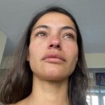 Cynthia Aparecida Instagram - VOLTEI DA FLORESTA✨saldo fora do mundo virtual: 30 dias. E já começo dizendo que esse foi o mês MAIS LOUCO QUE JÁ VIVI nos meus 30 anos. To voltando cheia de histórias, memórias e experiências para compartilhar. Tão preparados? O projeto “A voz da natureza” conseguiu concluir seu objetivo: levar instrumentos musicais para as aldeias indígenas da região Amazônica no ACRE que foram fortemente atingidas pelas enchentes de fevereiro. Só hoje, 30 dias depois, realizei que fiz foi A MAIOR LOUCURA DA MINHA VIDA!!! 😂 Eu realmente não tinha dimensão a l g u m a do que era levar cargas e cargas de instrumentos pro meio da floresta. E ainda bem. Foi só durante o caminho que as fichas foram caindo e eu fui tomando consciência da dimensão e proporção da loucura que criei ao canalizar esse projeto e materializar ele pro mundo. Nesse caminho de não saber o que eu estava fazendo eu só me preocupei em realmente fazer, e foi na prática do meu servir que entendi a importância da inocência: Ela tem o poder de camuflar o medo. Depois de viver essa experiência de levar 73 instrumentos musicais até as aldeias em AVIÕES, CAMINHONETES, BARCOS, CARROS, CAMINHADAS NO MEIO DA FLORESTA e CAMINHADAS PELO RIO, entendi a força de não querer entender o processo e confiar que uma hora você vai chegar, de um jeito ou de outro, do outro lado. Esse foi o primeiro projeto que criei. No caminho encontrei usurpadores que tiraram proveito da situação vulnerável que estávamos pra ganhar dinheiro, gastei muito mais do que contabilizei, chorei, achei que não ia concluir o objetivo várias vezes mas o universo dá seus jeitinhos no caminho quando a gente sabe praticar a fé. Volto consciente de que tenho 3 grandes poderes pra criar a loucura que eu quiser: INTUIÇÃO, INOCÊNCIA E FÉ. A partir de hoje, começo a compartilhar com vocês as histórias e experiências desses 30 dias fora do mundo virtual onde passei a primeira parte na Amazônia do Acre, depois a segunda parte na Amazônia do Amazonas e a terceira parte na chapada da Diamantina na Bahia, vivendo um retiro de sexualidade shamanica. Tão preparados pra acompanhar o melhor mês que vivi na minha vida? 🎉❤️