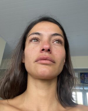 Cynthia Aparecida Instagram - VOLTEI DA FLORESTA✨saldo fora do mundo virtual: 30 dias. E já começo dizendo que esse foi o mês MAIS LOUCO QUE JÁ VIVI nos meus 30 anos. To voltando cheia de histórias, memórias e experiências para compartilhar. Tão preparados? 

O projeto “A voz da natureza” conseguiu concluir seu objetivo: levar instrumentos musicais para as aldeias indígenas da região Amazônica no ACRE que foram fortemente atingidas pelas enchentes de fevereiro. 

Só hoje, 30 dias depois, realizei que fiz foi A MAIOR LOUCURA DA MINHA VIDA!!! 😂 Eu realmente não tinha dimensão  a l g u m a  do que era levar cargas e cargas de instrumentos pro meio da floresta. E ainda bem.
Foi só durante o caminho que as fichas foram caindo e eu fui tomando consciência da dimensão e proporção da loucura que criei ao canalizar esse projeto e materializar ele pro mundo. 

Nesse caminho de não saber o que eu estava fazendo eu só me preocupei em realmente fazer, e foi na prática do meu servir que entendi a importância da inocência: Ela tem o poder de camuflar o medo.

Depois de viver essa experiência de levar 73 instrumentos musicais até as aldeias em AVIÕES, CAMINHONETES, BARCOS, CARROS, CAMINHADAS NO MEIO DA FLORESTA e CAMINHADAS PELO RIO, entendi a força de não querer entender o processo e confiar que uma hora você vai chegar, de um jeito ou de outro, do outro lado. 

Esse foi o primeiro projeto que criei. 

No caminho encontrei usurpadores que tiraram proveito da situação vulnerável que estávamos pra ganhar dinheiro, gastei muito mais do que contabilizei, chorei, achei que não ia concluir o objetivo várias vezes mas o universo dá seus jeitinhos no caminho quando a gente sabe praticar a fé. 

Volto consciente de que tenho 3 grandes poderes pra criar a loucura que eu quiser: INTUIÇÃO, INOCÊNCIA E FÉ. 

A partir de hoje, começo a compartilhar com vocês as histórias e experiências desses 30 dias fora do mundo virtual onde passei a primeira parte na Amazônia do Acre, depois a segunda parte na Amazônia do Amazonas e a terceira parte na chapada da Diamantina na Bahia, vivendo um retiro de sexualidade shamanica.

Tão preparados pra acompanhar o melhor mês que vivi na minha vida? 🎉❤️