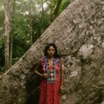 Cynthia Aparecida Instagram – Uns dias atrás eu compartilhei aqui algumas imagens da experiência mais profunda de autoconhecimento que já vivi na floresta. 

No dia seguinte quando acordei Deus me disse a seguinte frase: “filha, nem todo mundo está apto pra conhecer a verdade”

E ai, lembrei de uma vez na palestra da @profluciahelenagalvao onde ela disse algo que me marcou: 

 “Precisamos ter critério para quem passar conhecimento. Vocês não acham que conhecimento dá poder? E se você coloca conhecimento na mão errada? Isso não é perigoso?”

conhecimento é como um quebra-cabeça e hoje entendo a importância de existirem várias partes escondidas por aí… 

É com esse cuidado e essa cautela que venho dando esses primeiros passos com meu compartilhar sobre as sabedorias da floresta aqui no Instagram.

Aqui, tenho feito convites que poucos vão ouvir

nos stories de hoje,
convido você pro meu grupo no WhatsApp 
onde realizo trocas profundas e promovo encontros sobre temas curiosos que eu não abro aqui. 

você ouve?
vem gritar comigo