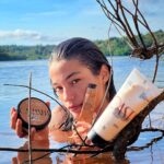 Cynthia Aparecida Instagram - Você sabia que já é possível consumir um produto de beleza e ao mesmo tempo manter a floresta viva e de pé? Vim a convite da @naturabroficial para a comunidade do Tumbira, viver uma experiência dentro da floresta amazônica e conhecer melhor o modelo de negócio que criou a linha Natura EKOS. A Natura uniu a CIÊNCIA e a NATUREZA e criou um modelo de negócio que gera renda enquanto mantém a floresta em pé. Toda alinha Natura Ekos é feita de produtos com bio-ativos renováveis. O que isso quer dizer? Quer dizer que a @naturabroficial estuda o solo, junto às comunidades locais, e desenvolve uma cadeia produtiva que compensa os impactos negativos pela extração, respeitando assim os ciclos e a regeneração das plantas e do solo. Foi muito mágico ver os bioativas de perto como a castanha, tucumã, açaí e andiroba durante esta experiência. Além de naturais, veganos e com bio ativos da Amazônia extraídos praticando um comércio justo com comunidades guardiãs da floresta, os produtos também são de alta performance e servem também como produtos de tratamento. O que eu aprendi nessa experiência aqui em Tumbira foi que não tem mais como pensar em consumir a TERRA sem pensar em #amazôniaviva , né galera? Pra mim a nova moda é ficar bonita mas com consciência. 🌳✨💚 #transbordeamazonia PUBLICIDADE