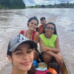 Cynthia Aparecida Instagram - O que vcs fariam em 4 horas de barco, rumo ao coração da floresta amazônica? Eu: ✅ Li o livro que mais mudou a minha vida ✅ Tomei bebida tradicional HUNIKUIN E agora vou ler este livro de novo mas dessa vez será em grupooooo! 🎈 Amanhã se inicia um CLUBE DO LIVRO DIFERENTE de tudo que você já viu. A diferença do “Leituras em Alta Frequência” para outros clubes de leitura, é a de que lá, transformamos energia em ação, toda frequência emocional lida vira expansão. O que isso quer dizer? Após cada leitura os participantes se reunirão em um espaço dedicado a experimentação, pesquisa e descoberta das emoções e bloqueios observados durante a leitura. Neste laboratório os leitores serão encorajados a investigar e estudar as suas próprias emoções com a mesma curiosidade que se lê um livro. Muuuito legal né? Topa ativar a sua versão mais expressiva e mais autêntica na Terra? LINK NO STORIES Veeeeeemmm que dá tempo e todo mundo é bem vindo! 🤍✨🎈