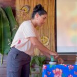 Cynthia Aparecida Instagram - Você sabia que já é possível consumir um produto de beleza e ao mesmo tempo manter a floresta viva e de pé? Vim a convite da @naturabroficial para a comunidade do Tumbira, viver uma experiência dentro da floresta amazônica e conhecer melhor o modelo de negócio que criou a linha Natura EKOS. A Natura uniu a CIÊNCIA e a NATUREZA e criou um modelo de negócio que gera renda enquanto mantém a floresta em pé. Toda alinha Natura Ekos é feita de produtos com bio-ativos renováveis. O que isso quer dizer? Quer dizer que a @naturabroficial estuda o solo, junto às comunidades locais, e desenvolve uma cadeia produtiva que compensa os impactos negativos pela extração, respeitando assim os ciclos e a regeneração das plantas e do solo. Foi muito mágico ver os bioativas de perto como a castanha, tucumã, açaí e andiroba durante esta experiência. Além de naturais, veganos e com bio ativos da Amazônia extraídos praticando um comércio justo com comunidades guardiãs da floresta, os produtos também são de alta performance e servem também como produtos de tratamento. O que eu aprendi nessa experiência aqui em Tumbira foi que não tem mais como pensar em consumir a TERRA sem pensar em #amazôniaviva , né galera? Pra mim a nova moda é ficar bonita mas com consciência. 🌳✨💚 #transbordeamazonia PUBLICIDADE