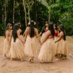 Cynthia Aparecida Instagram – Deus poderia ter criado o mundo em um piscar de olhos, sabia? Mas Ele decidiu tomar o tempo de 7 dias  para que com muito cuidado ele pudesse criar tudo que existe com presença. 

Com essa mesma calma e entrega, somente hoje, 7 meses depois de ter vivido a experiência mais forte da minha vida, compartilho com vocês as primeiras imagens do primeiro dia da minha viagem de aniversário para Amazônia no final do ano passado. 

E com a mesma calma de Deus ao criar o mundo, eu resolvi digerir, integrar e só depois compartilhar tanto aprendizado sobre a experiência de sintonizar profundamente com o espírito da floresta. 

Sem dúvida, meu aniversário de 32 anos foi o mais poderoso que já vivi. 💡🎈

Querem saber mais sobre essa experiências na floresta? O que vocês gostariam de saber?