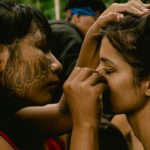 Cynthia Aparecida Instagram – Deus poderia ter criado o mundo em um piscar de olhos, sabia? Mas Ele decidiu tomar o tempo de 7 dias  para que com muito cuidado ele pudesse criar tudo que existe com presença. 

Com essa mesma calma e entrega, somente hoje, 7 meses depois de ter vivido a experiência mais forte da minha vida, compartilho com vocês as primeiras imagens do primeiro dia da minha viagem de aniversário para Amazônia no final do ano passado. 

E com a mesma calma de Deus ao criar o mundo, eu resolvi digerir, integrar e só depois compartilhar tanto aprendizado sobre a experiência de sintonizar profundamente com o espírito da floresta. 

Sem dúvida, meu aniversário de 32 anos foi o mais poderoso que já vivi. 💡🎈

Querem saber mais sobre essa experiências na floresta? O que vocês gostariam de saber?