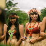 Cynthia Aparecida Instagram – Deus poderia ter criado o mundo em um piscar de olhos, sabia? Mas Ele decidiu tomar o tempo de 7 dias  para que com muito cuidado ele pudesse criar tudo que existe com presença. 

Com essa mesma calma e entrega, somente hoje, 7 meses depois de ter vivido a experiência mais forte da minha vida, compartilho com vocês as primeiras imagens do primeiro dia da minha viagem de aniversário para Amazônia no final do ano passado. 

E com a mesma calma de Deus ao criar o mundo, eu resolvi digerir, integrar e só depois compartilhar tanto aprendizado sobre a experiência de sintonizar profundamente com o espírito da floresta. 

Sem dúvida, meu aniversário de 32 anos foi o mais poderoso que já vivi. 💡🎈

Querem saber mais sobre essa experiências na floresta? O que vocês gostariam de saber?