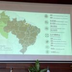 Cynthia Aparecida Instagram - Você sabia que já é possível consumir um produto de beleza e ao mesmo tempo manter a floresta viva e de pé? Vim a convite da @naturabroficial para a comunidade do Tumbira, viver uma experiência dentro da floresta amazônica e conhecer melhor o modelo de negócio que criou a linha Natura EKOS. A Natura uniu a CIÊNCIA e a NATUREZA e criou um modelo de negócio que gera renda enquanto mantém a floresta em pé. Toda alinha Natura Ekos é feita de produtos com bio-ativos renováveis. O que isso quer dizer? Quer dizer que a @naturabroficial estuda o solo, junto às comunidades locais, e desenvolve uma cadeia produtiva que compensa os impactos negativos pela extração, respeitando assim os ciclos e a regeneração das plantas e do solo. Foi muito mágico ver os bioativas de perto como a castanha, tucumã, açaí e andiroba durante esta experiência. Além de naturais, veganos e com bio ativos da Amazônia extraídos praticando um comércio justo com comunidades guardiãs da floresta, os produtos também são de alta performance e servem também como produtos de tratamento. O que eu aprendi nessa experiência aqui em Tumbira foi que não tem mais como pensar em consumir a TERRA sem pensar em #amazôniaviva , né galera? Pra mim a nova moda é ficar bonita mas com consciência. 🌳✨💚 #transbordeamazonia PUBLICIDADE