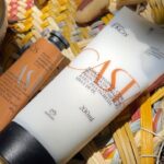 Cynthia Aparecida Instagram - Você sabia que já é possível consumir um produto de beleza e ao mesmo tempo manter a floresta viva e de pé? Vim a convite da @naturabroficial para a comunidade do Tumbira, viver uma experiência dentro da floresta amazônica e conhecer melhor o modelo de negócio que criou a linha Natura EKOS. A Natura uniu a CIÊNCIA e a NATUREZA e criou um modelo de negócio que gera renda enquanto mantém a floresta em pé. Toda alinha Natura Ekos é feita de produtos com bio-ativos renováveis. O que isso quer dizer? Quer dizer que a @naturabroficial estuda o solo, junto às comunidades locais, e desenvolve uma cadeia produtiva que compensa os impactos negativos pela extração, respeitando assim os ciclos e a regeneração das plantas e do solo. Foi muito mágico ver os bioativas de perto como a castanha, tucumã, açaí e andiroba durante esta experiência. Além de naturais, veganos e com bio ativos da Amazônia extraídos praticando um comércio justo com comunidades guardiãs da floresta, os produtos também são de alta performance e servem também como produtos de tratamento. O que eu aprendi nessa experiência aqui em Tumbira foi que não tem mais como pensar em consumir a TERRA sem pensar em #amazôniaviva , né galera? Pra mim a nova moda é ficar bonita mas com consciência. 🌳✨💚 #transbordeamazonia PUBLICIDADE
