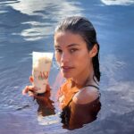 Cynthia Aparecida Instagram - Você sabia que já é possível consumir um produto de beleza e ao mesmo tempo manter a floresta viva e de pé? Vim a convite da @naturabroficial para a comunidade do Tumbira, viver uma experiência dentro da floresta amazônica e conhecer melhor o modelo de negócio que criou a linha Natura EKOS. A Natura uniu a CIÊNCIA e a NATUREZA e criou um modelo de negócio que gera renda enquanto mantém a floresta em pé. Toda alinha Natura Ekos é feita de produtos com bio-ativos renováveis. O que isso quer dizer? Quer dizer que a @naturabroficial estuda o solo, junto às comunidades locais, e desenvolve uma cadeia produtiva que compensa os impactos negativos pela extração, respeitando assim os ciclos e a regeneração das plantas e do solo. Foi muito mágico ver os bioativas de perto como a castanha, tucumã, açaí e andiroba durante esta experiência. Além de naturais, veganos e com bio ativos da Amazônia extraídos praticando um comércio justo com comunidades guardiãs da floresta, os produtos também são de alta performance e servem também como produtos de tratamento. O que eu aprendi nessa experiência aqui em Tumbira foi que não tem mais como pensar em consumir a TERRA sem pensar em #amazôniaviva , né galera? Pra mim a nova moda é ficar bonita mas com consciência. 🌳✨💚 #transbordeamazonia PUBLICIDADE