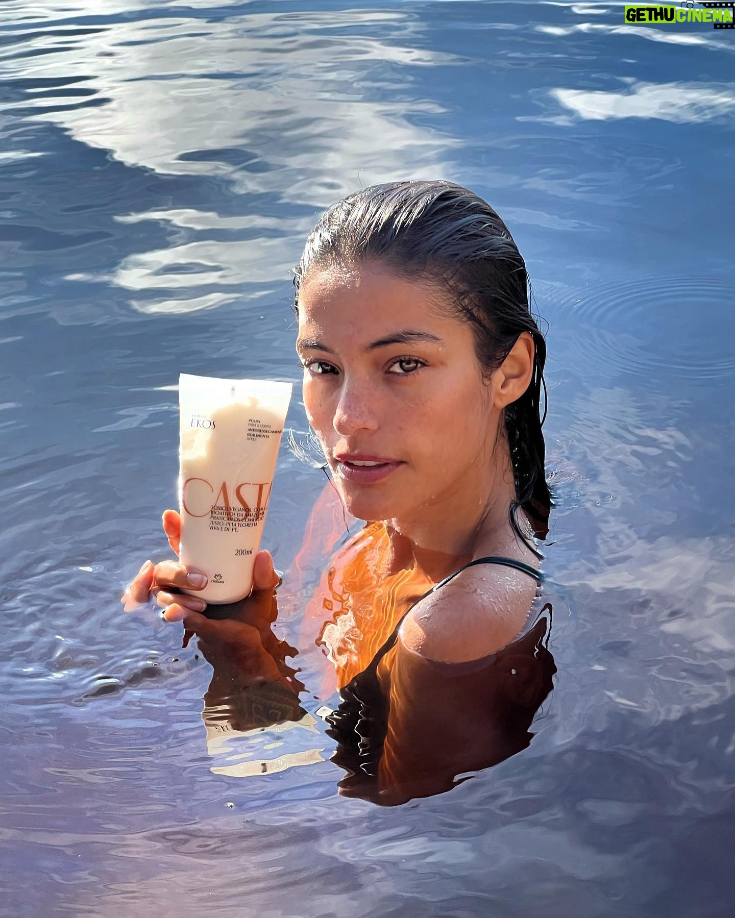 Cynthia Aparecida Instagram - Você sabia que já é possível consumir um produto de beleza e ao mesmo tempo manter a floresta viva e de pé? Vim a convite da @naturabroficial para a comunidade do Tumbira, viver uma experiência dentro da floresta amazônica e conhecer melhor o modelo de negócio que criou a linha Natura EKOS. A Natura uniu a CIÊNCIA e a NATUREZA e criou um modelo de negócio que gera renda enquanto mantém a floresta em pé. Toda alinha Natura Ekos é feita de produtos com bio-ativos renováveis. O que isso quer dizer? Quer dizer que a @naturabroficial estuda o solo, junto às comunidades locais, e desenvolve uma cadeia produtiva que compensa os impactos negativos pela extração, respeitando assim os ciclos e a regeneração das plantas e do solo. Foi muito mágico ver os bioativas de perto como a castanha, tucumã, açaí e andiroba durante esta experiência. Além de naturais, veganos e com bio ativos da Amazônia extraídos praticando um comércio justo com comunidades guardiãs da floresta, os produtos também são de alta performance e servem também como produtos de tratamento. O que eu aprendi nessa experiência aqui em Tumbira foi que não tem mais como pensar em consumir a TERRA sem pensar em #amazôniaviva , né galera? Pra mim a nova moda é ficar bonita mas com consciência. 🌳✨💚 #transbordeamazonia PUBLICIDADE
