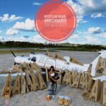 Cynthia Aparecida Instagram - Tenho os melhores seguidores e amigos do universo e posso provar: 4 3 . 5 7 3 , 0 0 REAIS ARECADADOS EM 15 DIAS!! Vai ter instrumentos musicais nas aldeias indígenas da Amazônia S I M !!! No primeiro dia da postagem do projeto “A voz da Natureza” foram 31 mil visualizações e apenas 4 doações feitas. Fiquei triste, chorei, desacreditei e postei sequências de stories compartilhando a minha dor. Comecei a me sentir sozinha. Então pensei: OU desisto, OU eu conscientizo. E foi a segunda alternativa que escolhi. Comecei a criar na minha cabeça um plano para convencer os beneficiados dessa colonização chamada Brasil a perceberem que vivem das sobras da exploração indígena. Postei informações, imagens, falei com amigos, fui em eventos, fiz lives, posts, fiz um bazar, vendi minhas roupas pessoais, falei com diversos famosos… Deu certo. Muitos de vocês se conectaram com a minha indignação e fizeram doações de 2, 5, 10, 20 reais…metade do valor do projeto foram doações vindas de pessoas com baixo poder aquisitivo. Essas pessoas normalmente vivem com pouco e sabem a importância de dividir. A outra metade, foi graças aos meus amigos que acreditaram na causa e apoiaram com valores maiores, ajudando o projeto a se concretizar, fazendo com que a gente conseguisse trazer os instrumentos com toda a segurança que precisávamos. Afinal, estamos falando de Amazônia e por aqui as coisas não estão nada tranquilas quando o assunto é a causa indígena. O projeto acaba de chegar em uma das cidades mais isoladas do Brasil: Jordão. Está sendo uma MEGA logística para chegar até o coração da Amazônia, acredito que a maior loucura que já canalizei e atuei na minha vida. Mas está sendo muito prazeroso estar sendo canal para que tudo isso aconteça pq na real, a única coisa que fiz foi comunicar o chamado e disponibilizar o meu servir para que estes instrumentos cheguem até as aldeias, o resto quem fez foram VOCÊS! ❤️ A partir de agora vou ficar sem internet porque estou entrando na floresta mas em breve volto pra compartilhar tudo. OBRIGADA VOCÊS SÃO INCRÍVEIS! ✨🌳💚