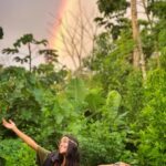 Cynthia Aparecida Instagram - CARROSSEL AMAZÔNIA: 🌳👇🏼 1- esse arco íris saiu logo após uma cerimônia indígena. O céu é o caminho. ✨ 2- ponto de vista de quem anda na mata. Cogumelos cintilantes ✨ 3- amor, floresta e progresso. Vote. 4- Ixã, pagé da aldeia @ni_yuxibu_altamira reunindo a aldeia. 5- @bimipinuyuxibu, a líder do movimento indígena de mulheres HUNI KUIN. O grupo tem a força da mulher que fala pela terra. Sigam @kenekeneya e apoiem artistas indígenas! 🌱 6- banho de rio deveria ser obrigatório nas escolas 7-Gabrieli pegou minhas mãos, me olhou no fundo dos olhos e com a boca fechada me disse: vai ficar tudo bem. 8- Guilherme caçava peixes com seu facão. 9- mulheres indígenas HUNI KUIN da aldeia @ni_yuxibu_altamira. 10- kkkkkk