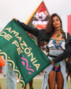 Cynthia Aparecida Instagram - Eu vivi pra ouvir a floresta cantar dentro da maior edição de todos os tempos do ROCK IN RIO!!! 🌳✨ O FUTURO É ANCESTRAL! Ver a Amazônia presente mostrando toda sua potência ancestral através de uma experiência incrível na NAVE, co-criada pela @naturabroficial e o @rockinrio, foi mágica. Lá, tive o prazer de ver artistas amazônicos que conheci na Amazônia, como @yaka.hunikuin e a @priscilatapajowara. Também encontrei o @zenarede pra levantar essa causa junto comigo. Que privilégio viver em um tempo-espaço em que grandes empresas como a NATURA se importam com a floresta em pé!!! 💚✨ Sinta a Amazônia transbordar em você @naturabroficial #NaturaNoRockinRio e #TransbordeAmazonia PUBLICIDADE