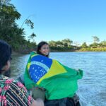 Cynthia Aparecida Instagram - CARROSSEL AMAZÔNIA: 🌳👇🏼 1- esse arco íris saiu logo após uma cerimônia indígena. O céu é o caminho. ✨ 2- ponto de vista de quem anda na mata. Cogumelos cintilantes ✨ 3- amor, floresta e progresso. Vote. 4- Ixã, pagé da aldeia @ni_yuxibu_altamira reunindo a aldeia. 5- @bimipinuyuxibu, a líder do movimento indígena de mulheres HUNI KUIN. O grupo tem a força da mulher que fala pela terra. Sigam @kenekeneya e apoiem artistas indígenas! 🌱 6- banho de rio deveria ser obrigatório nas escolas 7-Gabrieli pegou minhas mãos, me olhou no fundo dos olhos e com a boca fechada me disse: vai ficar tudo bem. 8- Guilherme caçava peixes com seu facão. 9- mulheres indígenas HUNI KUIN da aldeia @ni_yuxibu_altamira. 10- kkkkkk