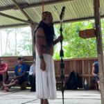 Cynthia Aparecida Instagram - CARROSSEL AMAZÔNIA: 🌳👇🏼 1- esse arco íris saiu logo após uma cerimônia indígena. O céu é o caminho. ✨ 2- ponto de vista de quem anda na mata. Cogumelos cintilantes ✨ 3- amor, floresta e progresso. Vote. 4- Ixã, pagé da aldeia @ni_yuxibu_altamira reunindo a aldeia. 5- @bimipinuyuxibu, a líder do movimento indígena de mulheres HUNI KUIN. O grupo tem a força da mulher que fala pela terra. Sigam @kenekeneya e apoiem artistas indígenas! 🌱 6- banho de rio deveria ser obrigatório nas escolas 7-Gabrieli pegou minhas mãos, me olhou no fundo dos olhos e com a boca fechada me disse: vai ficar tudo bem. 8- Guilherme caçava peixes com seu facão. 9- mulheres indígenas HUNI KUIN da aldeia @ni_yuxibu_altamira. 10- kkkkkk