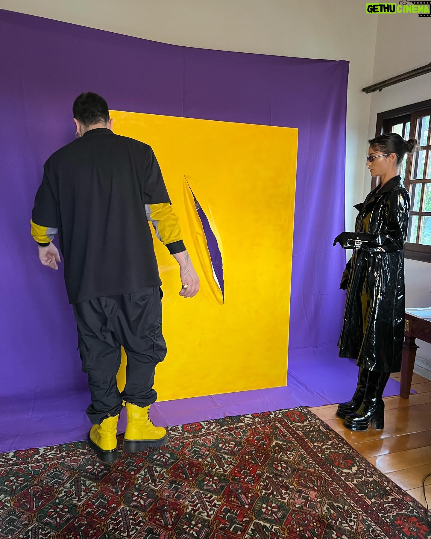 Cynthia Aparecida Instagram - 📍CONTEÚDO/BACKESTAGE: Em outubro de 2023, haviam tecidos no chão da minha sala, moldados por mãos de artistas movidos por criatividade, em uma tarde repleta de risos e arte, muita arte. Vestida como Trinity, eu não estava apenas me fantasiando; eu estava me redescobrindo. Neste processo de constante transformação e descoberta, Trinity não é apenas uma personagem que eu visto, mas um símbolo da busca incessante pela essência mais pura e pela verdadeira liberdade que reside dentro de cada um de nós. Assim, ao me vestir como ela, eu não apenas retorno ao eu; eu me viro do avesso, encontrando no caminho uma nova versão de mim mesma que estava escondida, aguardando para revelar forças que eu nem sabia possuir. Vestir Trinity é brincar de redefinir os limites do que é possível. O simples ato de brincar com arte é muito poderoso,né? Podemos unir ideias invisíveis ao plano material. Somos mais do que meros habitantes; somos os deuses e as deusas da criação, rompendo o tecido da realidade a cada nova personagem. Ai, essa jornada deliciosa, repleta de descobertas e redescobertas. É como ter o privilégio de explorar infinitos universos internos e externos, com a habilidade de trazer à existência o que antes só habitava o reino do pensamento e do sentimento. Gosto de pensar que toda floresta tem o seu xamã e toda arte tem o seu artista. Artistas unidos possuem o poder de moldar realidades, e, nesta brincadeira fora do tempo, estive acompanhada por esses artistas que eu admiro muito. MEUS AMIGOS GÊNIOS & ARTISTAS SÃO FODA: @tifannydopke @mazimoreto @vtoraugsto !!!! Aprendi recentemente que o único limite do artista é a sua própria imaginação. Vocês gostam de textão backestages ?