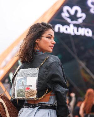 Cynthia Aparecida Instagram - Eu vivi pra ouvir a floresta cantar dentro da maior edição de todos os tempos do ROCK IN RIO!!! 🌳✨ 

O FUTURO É ANCESTRAL!

 Ver a Amazônia presente mostrando toda sua potência ancestral através de uma experiência incrível na NAVE, co-criada pela @naturabroficial e o @rockinrio, foi mágica.

Lá, tive o prazer de ver artistas amazônicos que conheci na Amazônia, como @yaka.hunikuin e a @priscilatapajowara. Também encontrei o @zenarede pra levantar essa causa junto comigo.

Que privilégio viver em um tempo-espaço em que grandes empresas como a NATURA se importam com a floresta em pé!!! 💚✨

Sinta a Amazônia transbordar em você @naturabroficial  #NaturaNoRockinRio e #TransbordeAmazonia PUBLICIDADE