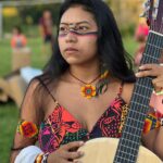 Cynthia Aparecida Instagram - CARROSSEL AMAZÔNIA: 🌳👇🏼 1- esse arco íris saiu logo após uma cerimônia indígena. O céu é o caminho. ✨ 2- ponto de vista de quem anda na mata. Cogumelos cintilantes ✨ 3- amor, floresta e progresso. Vote. 4- Ixã, pagé da aldeia @ni_yuxibu_altamira reunindo a aldeia. 5- @bimipinuyuxibu, a líder do movimento indígena de mulheres HUNI KUIN. O grupo tem a força da mulher que fala pela terra. Sigam @kenekeneya e apoiem artistas indígenas! 🌱 6- banho de rio deveria ser obrigatório nas escolas 7-Gabrieli pegou minhas mãos, me olhou no fundo dos olhos e com a boca fechada me disse: vai ficar tudo bem. 8- Guilherme caçava peixes com seu facão. 9- mulheres indígenas HUNI KUIN da aldeia @ni_yuxibu_altamira. 10- kkkkkk