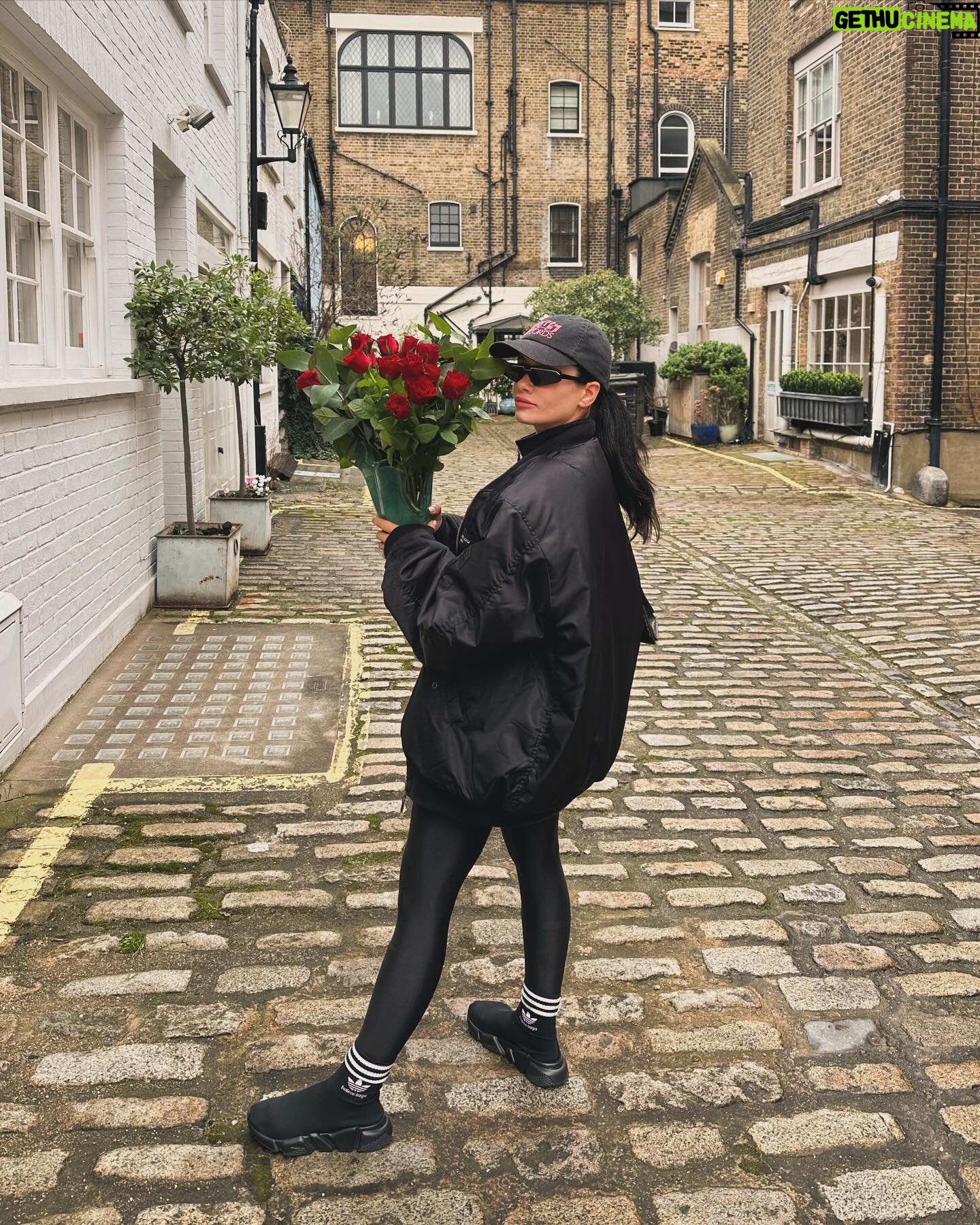 Cynthia Khalifeh Instagram - #London streets #Valentines