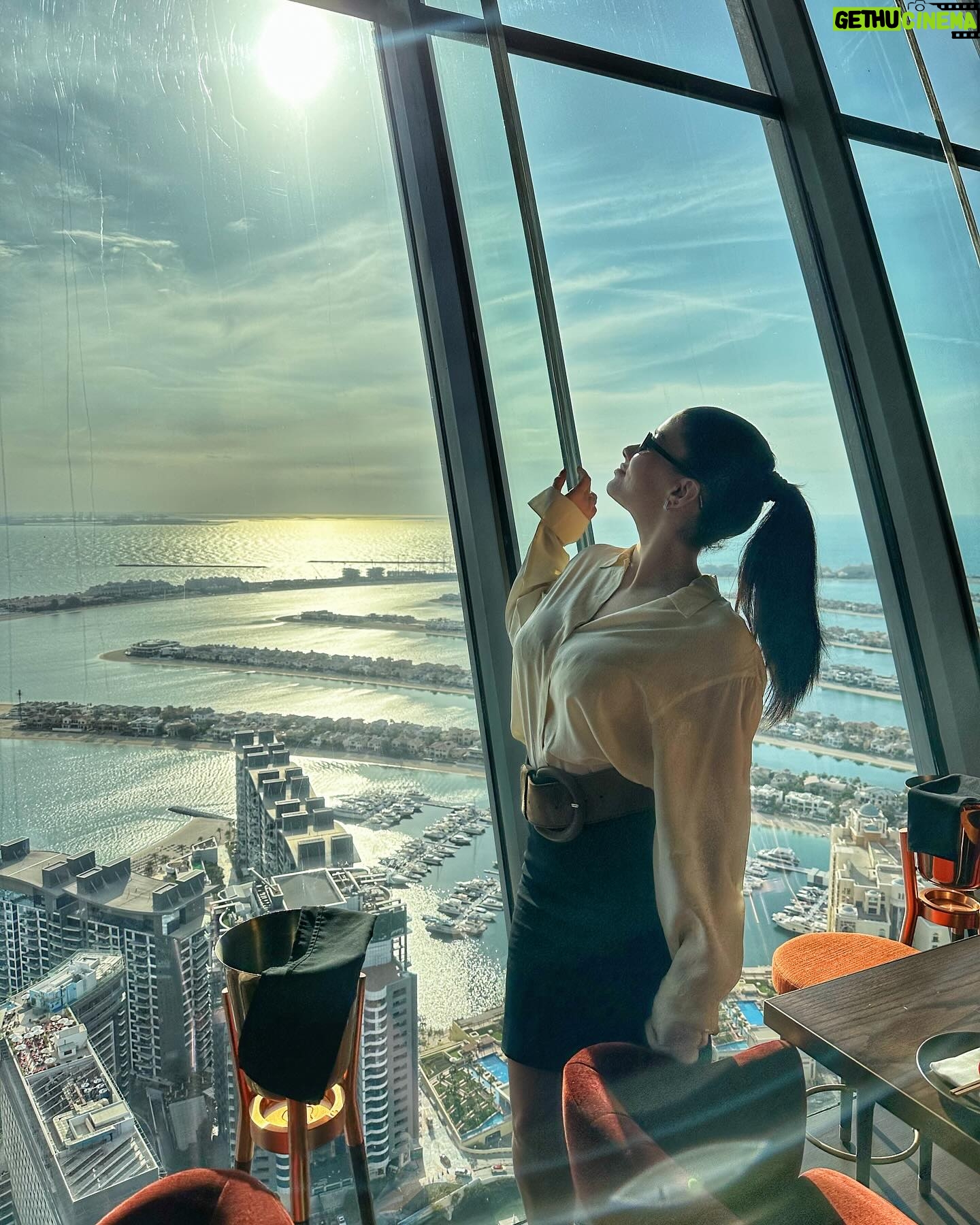 Cynthia Khalifeh Instagram - A lunch in the sky !😬🤗🫥 🍣🌮