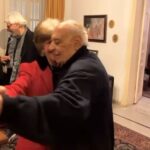 Cynthia Khalifeh Instagram - انسان ولا اجمل. بحب الناس كلها، بجامل الناس كلها، قلبو وبيتو مفتوح للجميع، كلمته دايما الاحلى. إنسان مثقف، دكتور انساني وكريم، أب حنون جدا. جدّ احن. ‏علاقتنا كانت خاصة كتير ، بعرف قديش كان بيحبني. وبعرف قديش أنا بحبه….. حبيت الموسيقى والقصص والشعر والافلام من وراء، من وراه حبيت الناس ‏وهو علمني حب الحياة. La vie en rose… روحو هتفضل بيننا. بس صار وقت ترجع تجتمع مع حبه الأول والأخير بعمري ما راح أنساك ، ولا أنا ولا حدا عرفك! بحبك، جدي انطوان خليفة.