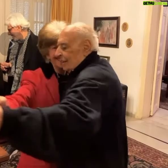 Cynthia Khalifeh Instagram - انسان ولا اجمل. بحب الناس كلها، بجامل الناس كلها، قلبو وبيتو مفتوح للجميع، كلمته دايما الاحلى. إنسان مثقف، دكتور انساني وكريم، أب حنون جدا. جدّ احن. علاقتنا كانت خاصة كتير ، بعرف قديش كان بيحبني. وبعرف قديش أنا بحبه….. حبيت الموسيقى والقصص والشعر والافلام من وراء، من وراه حبيت الناس وهو علمني حب الحياة. La vie en rose… روحو هتفضل بيننا. بس صار وقت ترجع تجتمع مع حبه الأول والأخير بعمري ما راح أنساك ، ولا أنا ولا حدا عرفك! بحبك، جدي انطوان خليفة.