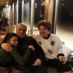 Cynthia Khalifeh Instagram - انسان ولا اجمل. بحب الناس كلها، بجامل الناس كلها، قلبو وبيتو مفتوح للجميع، كلمته دايما الاحلى. إنسان مثقف، دكتور انساني وكريم، أب حنون جدا. جدّ احن. ‏علاقتنا كانت خاصة كتير ، بعرف قديش كان بيحبني. وبعرف قديش أنا بحبه….. حبيت الموسيقى والقصص والشعر والافلام من وراء، من وراه حبيت الناس ‏وهو علمني حب الحياة. La vie en rose… روحو هتفضل بيننا. بس صار وقت ترجع تجتمع مع حبه الأول والأخير بعمري ما راح أنساك ، ولا أنا ولا حدا عرفك! بحبك، جدي انطوان خليفة.