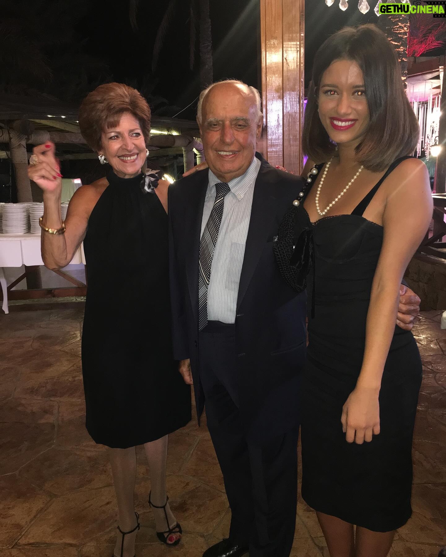 Cynthia Khalifeh Instagram - انسان ولا اجمل. بحب الناس كلها، بجامل الناس كلها، قلبو وبيتو مفتوح للجميع، كلمته دايما الاحلى. إنسان مثقف، دكتور انساني وكريم، أب حنون جدا. جدّ احن. علاقتنا كانت خاصة كتير ، بعرف قديش كان بيحبني. وبعرف قديش أنا بحبه….. حبيت الموسيقى والقصص والشعر والافلام من وراء، من وراه حبيت الناس وهو علمني حب الحياة. La vie en rose… روحو هتفضل بيننا. بس صار وقت ترجع تجتمع مع حبه الأول والأخير بعمري ما راح أنساك ، ولا أنا ولا حدا عرفك! بحبك، جدي انطوان خليفة.