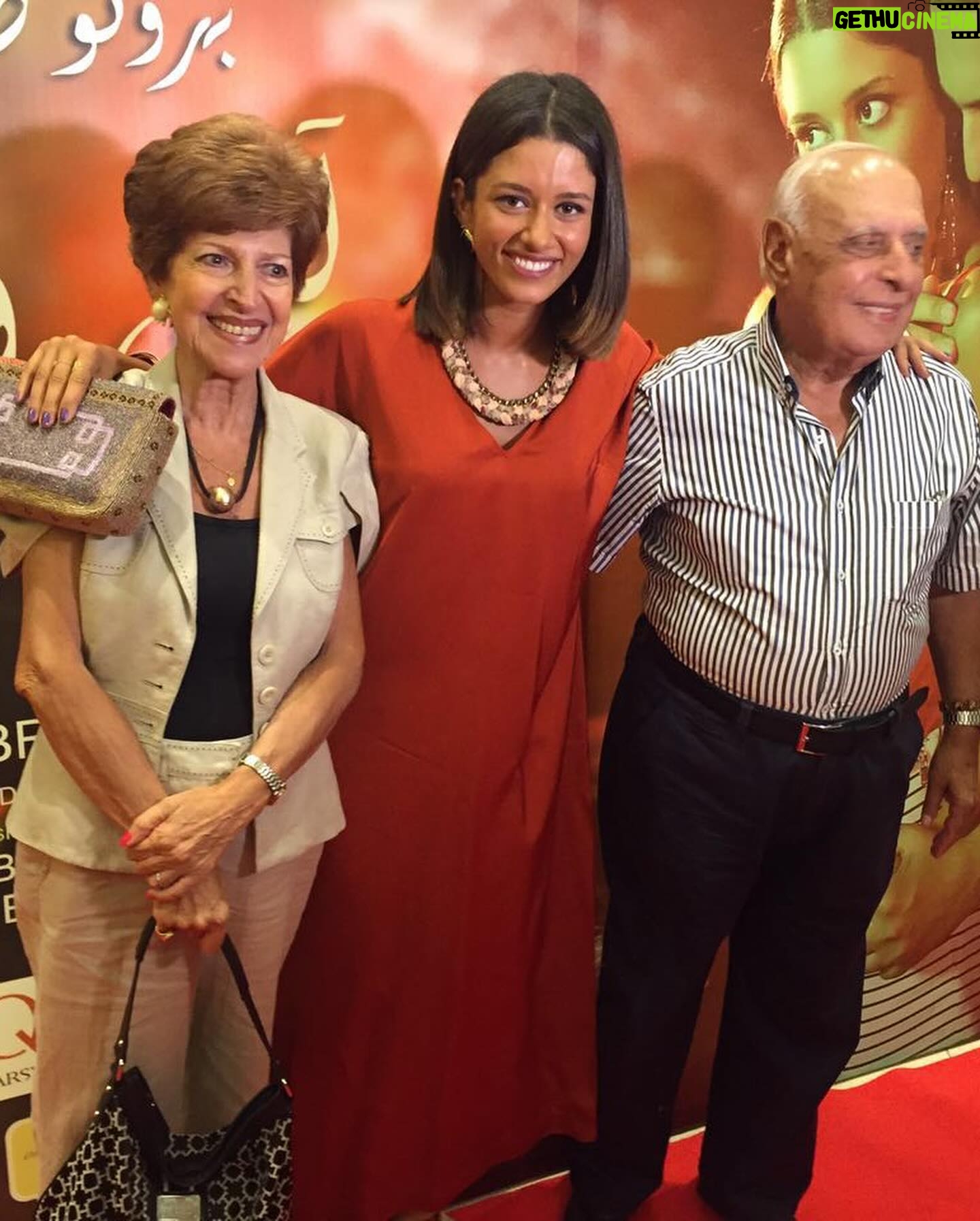 Cynthia Khalifeh Instagram - انسان ولا اجمل. بحب الناس كلها، بجامل الناس كلها، قلبو وبيتو مفتوح للجميع، كلمته دايما الاحلى. إنسان مثقف، دكتور انساني وكريم، أب حنون جدا. جدّ احن. علاقتنا كانت خاصة كتير ، بعرف قديش كان بيحبني. وبعرف قديش أنا بحبه….. حبيت الموسيقى والقصص والشعر والافلام من وراء، من وراه حبيت الناس وهو علمني حب الحياة. La vie en rose… روحو هتفضل بيننا. بس صار وقت ترجع تجتمع مع حبه الأول والأخير بعمري ما راح أنساك ، ولا أنا ولا حدا عرفك! بحبك، جدي انطوان خليفة.