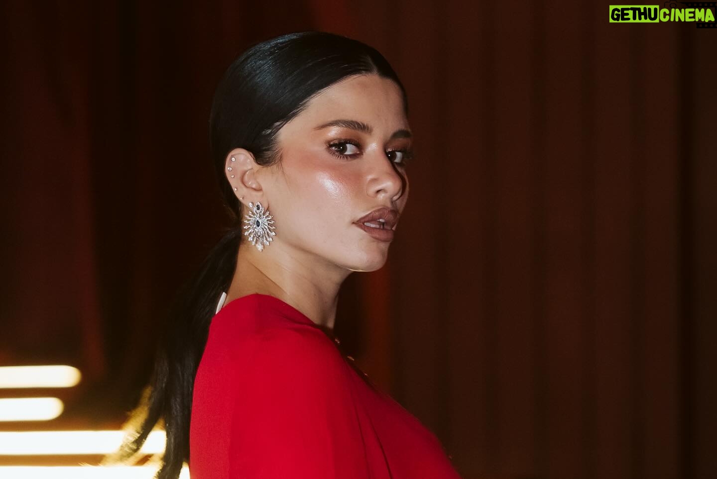 Cynthia Khalifeh Instagram - From last night’s red carpet of the Egyptian film SHANAB. I enjoyed watching all the beautiful and funny list of actors and actresses, in this light social comedy plot. Thank you for the cast and crew 🍿🎬 I would also like to thank my glam team for finally pulling up my mood to glam up Stylist: @wassimfakhoury Makeup: @ranim.alturki 💎 @iramjewelry_ Dress: @semsem Hair: @ahmed_issa_beauty_salon from @alsagheersalons And the biggest love wave goes to @elgounafilmfestivalofficial 💘a