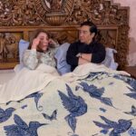 Cynthia Klitbo Instagram - Mi compadre @luismaganamex el único que me entrevista en la cama 😈🤪♥️