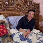 Cynthia Klitbo Instagram - Mi compadre @luismaganamex el único que me entrevista en la cama 😈🤪♥️